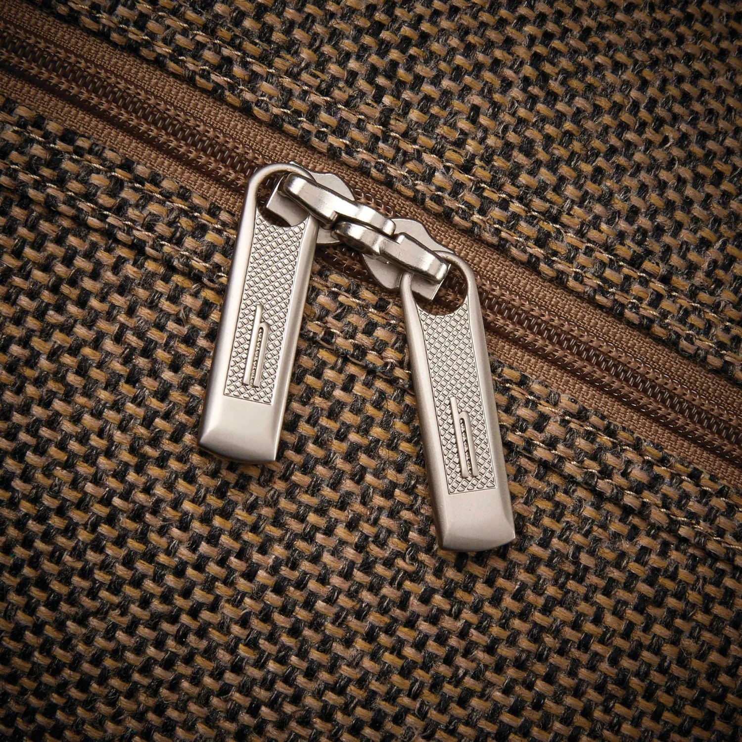 Hartmann Tweed Legend Voyager Spinner Garment Bag Hartmann Tweed Legend Voyager Spinner Garment Bag -Luggage Pros Shop Hartmann Tweed Legend Voyager Spinner Garment Bag 8